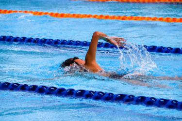 アメリカの水泳失格高校生の写真画像や水着ルール違反の真相理由とは？