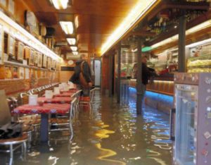 ベネチアなぜ水没？原因理由の高潮洪水地盤沈下は温暖化が関係か【2019最新画像】水の都いつまでもつのか・・